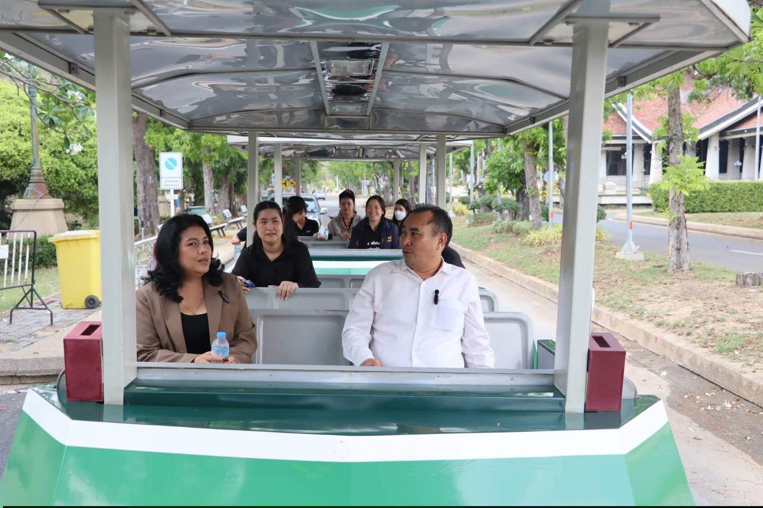 title - นายอำเภอบางไทร และคณะผู้บริหารท้องถิ่น ลงพื้นที่เยี่ยมชมสถานที่ภายใน ศูนย์ส่งเสริมและพัฒนาอาชีพเสริมนอกภาคการเกษตร (ศูนย์ศิลปาชีพบางไทรฯ (เดิม)) และแผนกฝึกอบรมทั้ง 12 แผนก